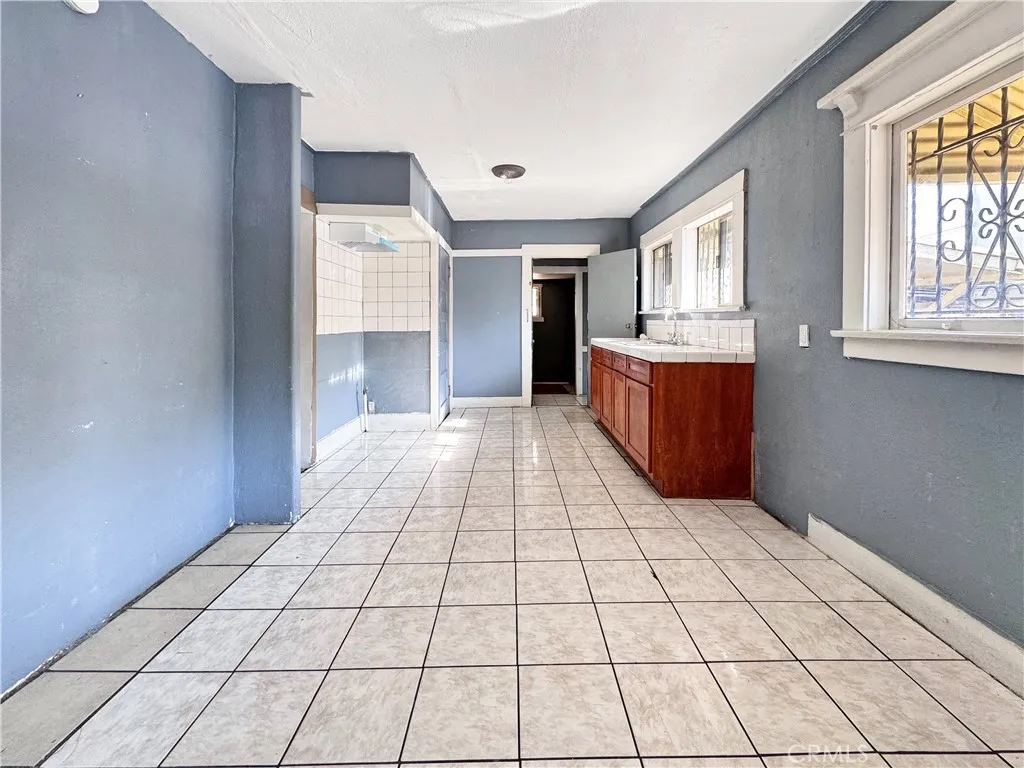 614 W 60th Street, Los Angeles, California 90044 home-pic-4